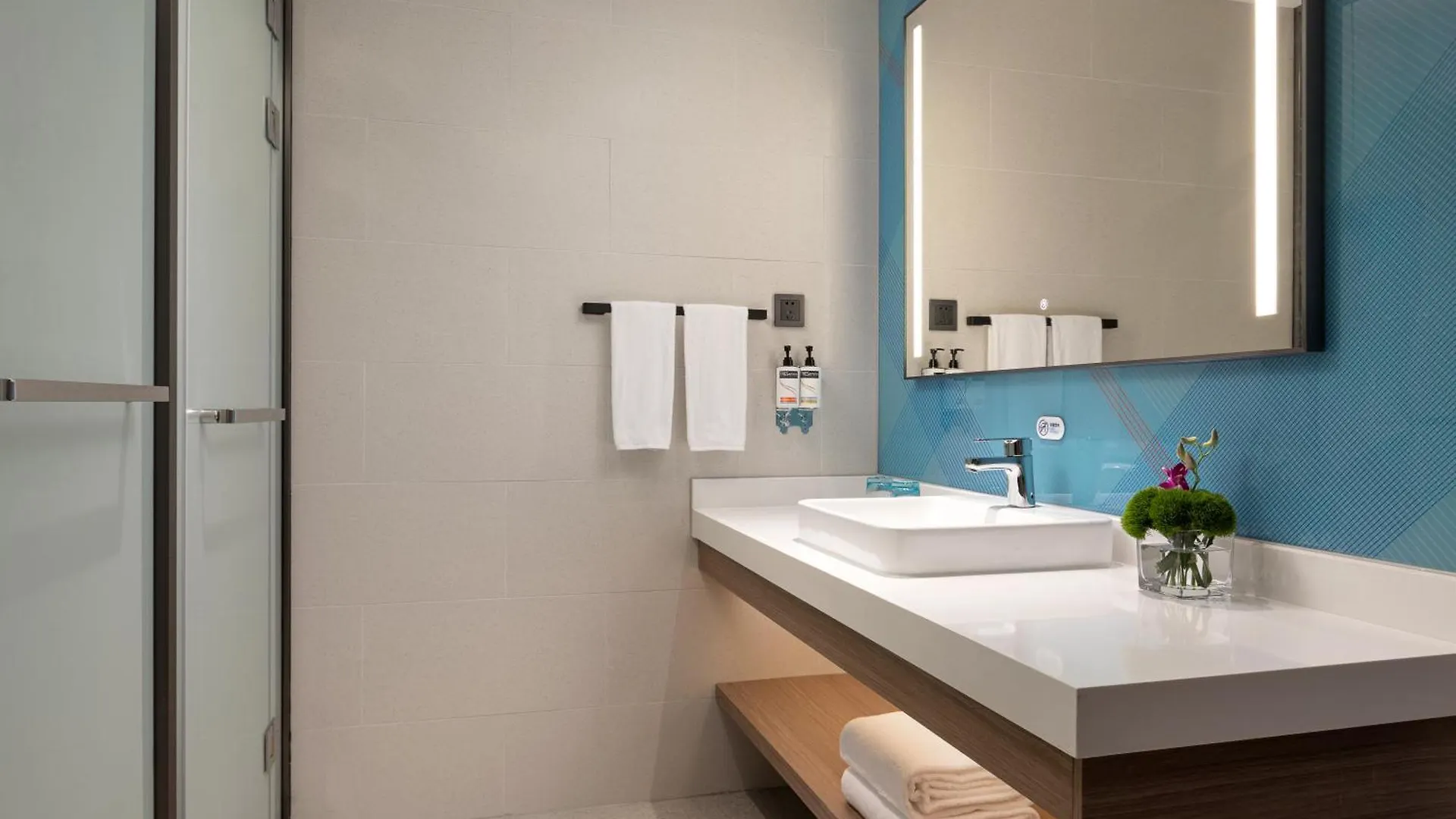 Holiday Inn Express Changfeng Park Shanghai 4*,